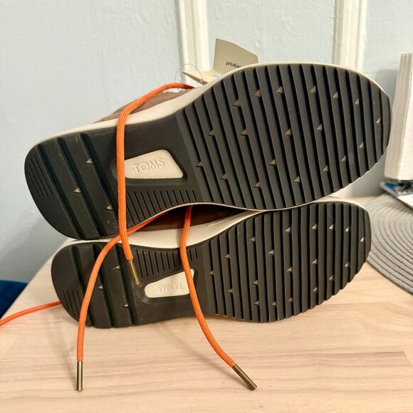 TOMS Cascada Waterproof Taupe Gray Nubuck Boots - Size 7 (NWT) - Picture 3 of 6